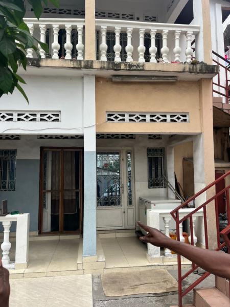 MAGNIFIQUE PARCELLE  VENDRE  KINTAMBO MAGASIN CONTENANT 4 APPARTEMENTS 