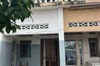 MAGNIFIQUE PARCELLE  VENDRE  KINTAMBO MAGASIN CONTENANT 4 APPARTEMENTS 