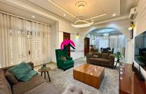 Louez cette belle villa non meublée des 4CHS + bureau avec terrasses, 2 séjours, etc. Située à Kintambo Jamaïque, réf: CPCC, emplacement accessible mediacongo