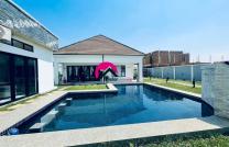 Hâtez-vous de louer cette sublime villa meublée + piscine avec 3CHS autonomes, 2 séjours, annexe, etc. À Lubumbashi au quartier phare Golf les Battants, réf: Hôtel Monte Carlos mediacongo