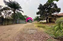 Vente d’une belle parcelle vide clôturée + portail de 24.67m sur 84.48m soit 2.048.12m² idéale tous projets immobiliers. Située à Ngaliema, Binza-Macampagne, réf: Haute Tension mediacongo