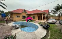 Vente d’une villa de 28m sur 40m, prête à accueillir votre famille avec 4CHS, 2 annexes: des 2CHS et un studio, guérite, jardin, piscine, parking des 12 véhicules, etc. À Binza-UPN mediacongo