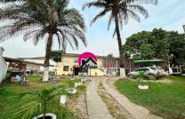 Vente d’une villa exceptionnelle de 1.524 m² qui s’ouvre sur 2 routes asphaltées, idéale pour tous types de projets immobiliers + bâtiment d’époque des 8 CHS. À Binza-Macampagne mediacongo