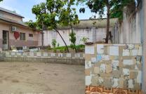 Vente dans le quartier en face de palais de marbre d'une parcelle de 19msur26 380000 dollars à discuter contenant une maison de 4 ch plus annexe  mediacongo