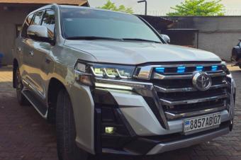 Land Cruise gxr modifier 2022 essence automatique v6 Kilomtrage 22000 camra de recul intrieur cuire Prix 38000  discuter