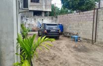 Parcelle de 20msur20 à vendre à ngaliema Suka mur 250000 dollars à discuter contenant une maison de 2 ch mediacongo