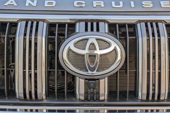 PRADO TX.L ANNE 2014 MODIFIER 2023 FULL OPTION  VOLANT GAUCHE  ESSENCE  AUTOMATIQUE  4 CYLINDRE  INTRIEUR EN CUIR KILOMTRAGE 21000km 3 BANQUETTE7 PLACE SANS PLAQUE  CAMR