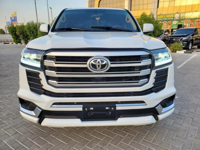 LAND CRUISER GXR  modifier 2022   KLM 16 000  N cylindres  6  Transmission Automatic   N Siges  8  Extra  Essence pneu de rechange sige en cuir Radio Full option