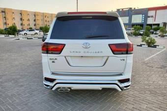 LAND CRUISER GXR  modifier 2022   KLM 16 000  N cylindres  6  Transmission Automatic   N Siges  8  Extra  Essence pneu de rechange sige en cuir Radio Full option