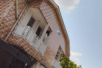 Parcelle de 9msur15  vendre  kintambo contenant une maison R1 de 3 ch salon cuisine 2 salle de bains 350000 dollars  discuter 