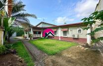 Vente d’une belle villa reposante y compris tous les meubles avec 4CHS, annexe studio, espace vert bien entretenu, parking, système des panneaux solaires, etc. Située à Ngaliema mediacongo