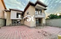 VENTE: PARCELLE DE 315m² DOTÉE D’UNE BÂTISSE R+1 NEUVE DE DEUX APPARTEMENTS À 3 CHAMBRES CHACUN À KINSHASA-NGALIEMA mediacongo