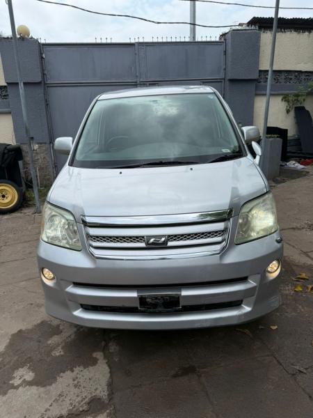 TOYOTA NOHA A VENDRE  KINSHASA 