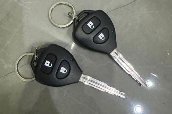 TOYOTA FORTUNER Full Option 2015 AUTHENTIQUE Automatique Essence Couleur dorigine Climatisation impeccable Kilomtrage faible Plaque rcent BT  assurance 6 mois  Prix 22.500 