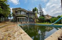 VENTE D’UNE SUBLIME VILLA DE 30 M SUR 60 M SOIT 1.800 M² QUI DISTRIBUE 6 CHS, 2 ANNEXES, PISCINE, JARDIN, ESPACE PARKING  mediacongo
