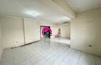 Louez ce magnifique appart avec vue du Fleuve, ayant 3CHS autonomes +1CH autonome pour nounou, dans un immeuble moderne offrant divers avantages: piscine, salle de sport, à Gombe mediacongo