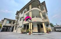 Louez cette belle propriété ayant deux bâtiments avec 13CHS, 12 salles d’eau, 4 séjours, guérite, parking des ~15 véhicules, groupe électrogène, etc. Située à Gombe mediacongo