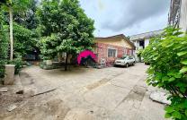 Opportunité d’achat d’une belle villa de 30m sur 40m dotée d’une grande maison basse d’époque des 4CHS + 2 annexes, offrant aussi la possibilité de morceler, située à Ngaliema mediacongo