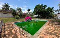 Location d’une magnifique villa contemporaine des 4CHS, double séjour, bureau, piscine, vaste jardin, etc. Nichée à Ngaliema, Binza-Macampagne, proximité du Centre Ville mediacongo