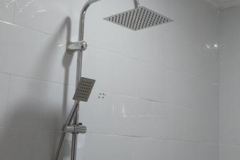NGALIMAMTO ARRT BAHUMBU.  APPARTEMENTS 3 CH  Au rezdechausse  1 appartement de 3 chambres 2 salles de bain salon cuisine chauffe bain... Climatisation