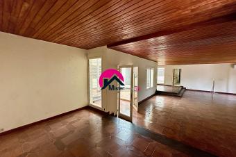 Location dune superbe villa contemporaine des 4CHS 2 sjours bureau idale pour ceux qui recherchent confort et espace etc. Situe  Ngaliema BinzaMacampagne