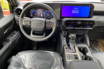 Toyota Prado Adventure  Brand NewAnnee 2024 Automatique Essence  4 cylindre 2.4 twin turbo Demarrage bouton Chargeur Wifi Intrieur Cuir Noire Siege electrique 00 km Camera d