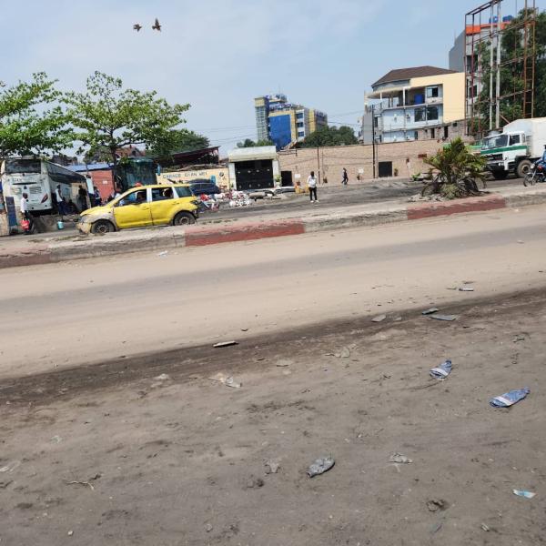 Vente une grande parcelle  Limete 1 re ru funa sur macadam 