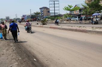 Vente une grande parcelle  Limete 1 re ru funa sur macadam 