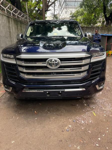 Land Cruiser VXR 2023 automatique essence  V8 kilomtrage 1800  Dernier prix 90.000  Localisation appel   Offre directe