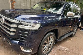Land Cruiser VXR 2023 automatique essence  V8 kilomtrage 1800  Dernier prix 90.000  Localisation appel   Offre directe
