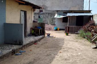 Parcelle de 9msur13  vendre  kintambo contenant des maisons  dtruire 100000 dollars  discuter 