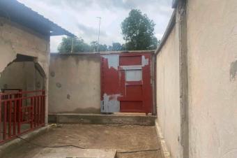 Vente parcelle cltur avec une maison  Mont Ngafula