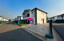 Vente d’une magnifique villa privative des 3CHS, espace verdure, parking, au sein d’une concession offrant divers avantages. Située à proximité du Palais du Peuple et Martyrs. mediacongo