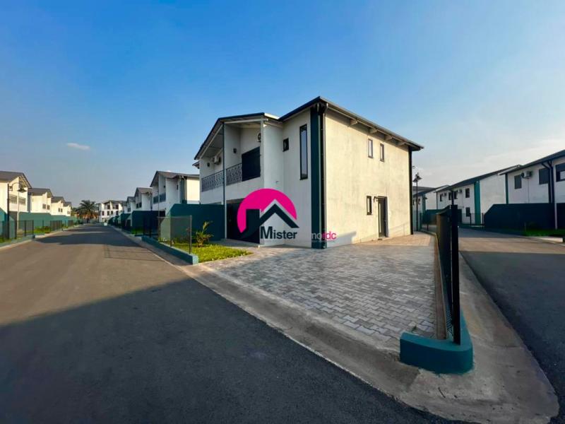 Vente dune magnifique villa privative des 3CHS espace verdure parking au sein dune concession offrant divers avantages. Situe  proximit du Palais du Peuple et Martyrs.