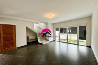 Vente dune magnifique villa privative des 3CHS espace verdure parking au sein dune concession offrant divers avantages. Situe  proximit du Palais du Peuple et Martyrs.