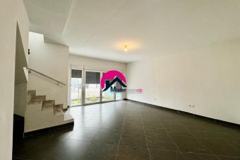 Vente dune magnifique villa privative des 3CHS espace verdure parking au sein dune concession offrant divers avantages. Situe  proximit du Palais du Peuple et Martyrs.