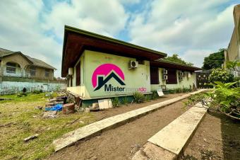 Vente dune sublime proprit de 1.400m avec 11 pices 11 sanitaires piscine  restaurer espace verdure etc. Situe  Limet 10me rue rsidentiel facilement accessible