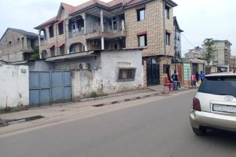 PARCELLE SUR MACADAM  VENDRE DANS LA COMMUNE DE LEMBA QCOMMERCIAL 