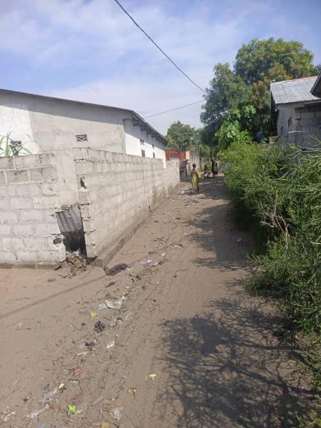 Parcelle mise en vente aprs aroport international de NDJILI  terre jaune Commune de la nsele 
