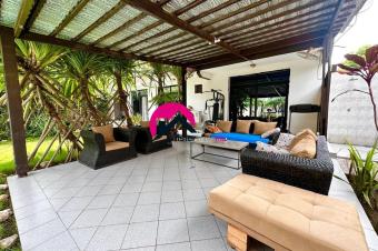Vente dune belle proprit de 20m sur 43m avec btiment de rapport de RC1 ayant 2 apparts identiques des 3CHS  annexe dune CH jardin piscine  Mimosa. Revenu locatif 3.700