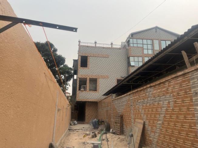 COMPLEXE A VENDRE A LIMETE 10e Rue