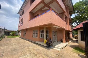 PARCELLE MISE EN VENTE  MONT NGAFULA AVEC DEUX BTIMENTS 