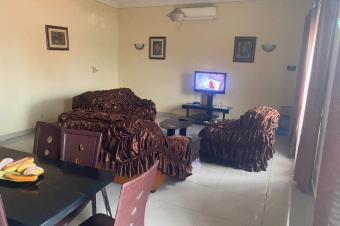 PARCELLE MISE EN VENTE  MONT NGAFULA AVEC DEUX BTIMENTS 