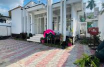 Location de toute la parcelle des 3 chambres confortables, dans un beau cadre idéal pour une famille, aux alentours de l’École Internationale JEWELS, quartier Basoko-GB, à Ngaliema mediacongo