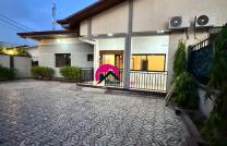 Louez cette charmante villa reposante dans un quartier résidentiel et facilement accessible avec 3CHS autonomes, parking de 5 véhicules, etc. Située à Ngaliema, route principale  mediacongo