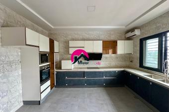 Location des 2 magnifiques apparts identiques des 3CHS dans un beau btiment moderne ayant 4 occupants  Kintambo proximit de lcole Internationale JEWELS.