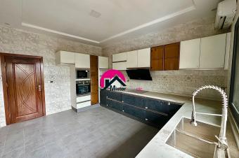 Location des 2 magnifiques apparts identiques des 3CHS dans un beau btiment moderne ayant 4 occupants  Kintambo proximit de lcole Internationale JEWELS.