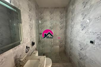 Location des 2 magnifiques apparts identiques des 3CHS dans un beau btiment moderne ayant 4 occupants  Kintambo proximit de lcole Internationale JEWELS.