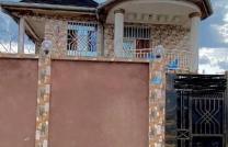Parcelle avec une maison d'un étage soit R+1 mise en vente à NDJILI Q6 non loin de macadam  mediacongo