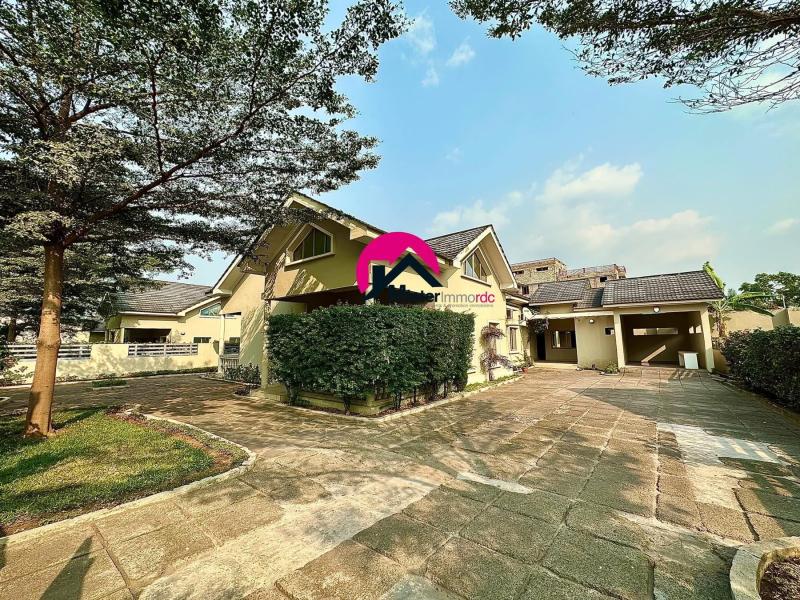 Location dune magnifique villa indpendante des 3 CHS  annexe garage espace parking 5 vhicules au sein dune concession des 6 occupants  Ngaliema proximit Station ML.